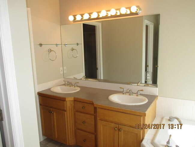 Building Photo - 4 Bedroom Home in Hobble Creek!