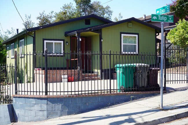 Building Photo - Spacious 3 bedroom, 1 bathroom renovated home