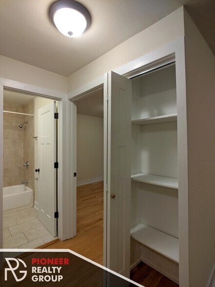 Building Photo - 557 W Arlington Pl