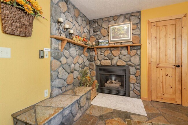 Building Photo - Lake Forest 3 Bedroom Ski Lease