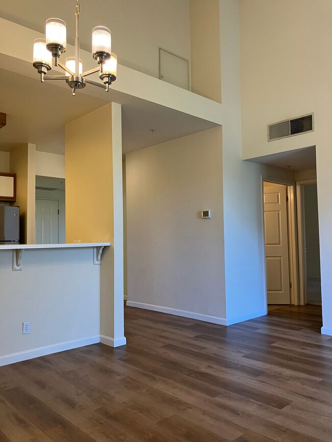 Building Photo - Updated 2 Bedroom, 2 Bath Condo in Gated C...