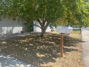 Building Photo - Duplex Near CMU with New carpet