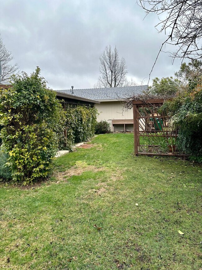 Building Photo - Beautifully maintained home located in a desirable Anderson neighborhood