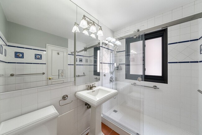 Building Photo - 180 Beacon St