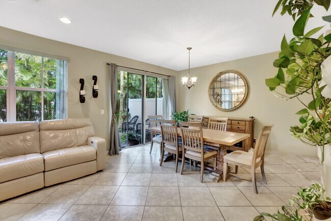 Building Photo - 117 E Prive Cir