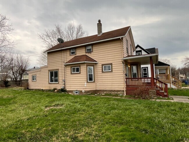 Building Photo - Lorain/W.73 neighborhood, updated 3 bed/1 bath single family house.