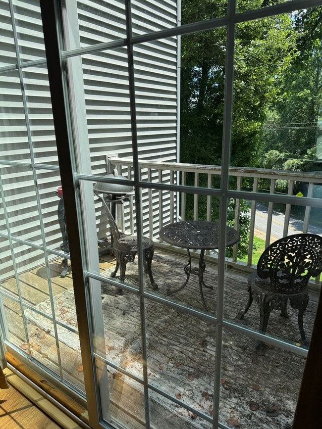 Building Photo - Affordable Lakeside Condo – 3 Bed, 1 Bath