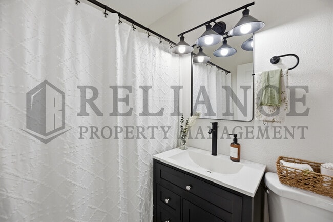 Building Photo - 941 W Hazel St