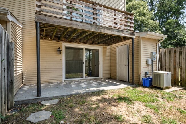 Building Photo - 3 to 4 Bed/3 1/2 Bath. Pet friendly.  Reserved Parking