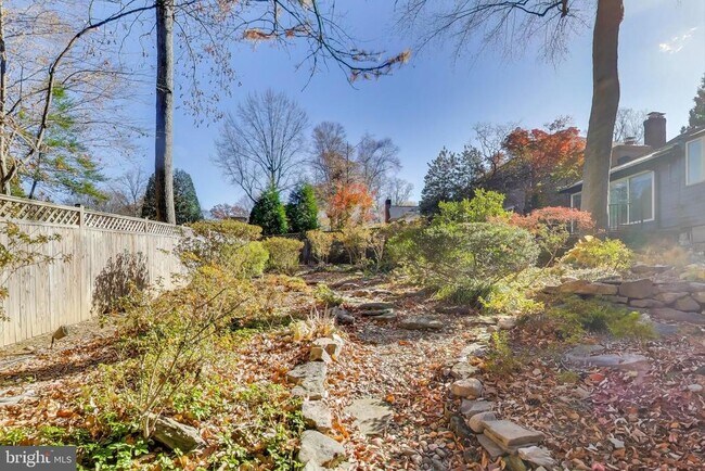 Building Photo - 4001 N Ridgeview Rd