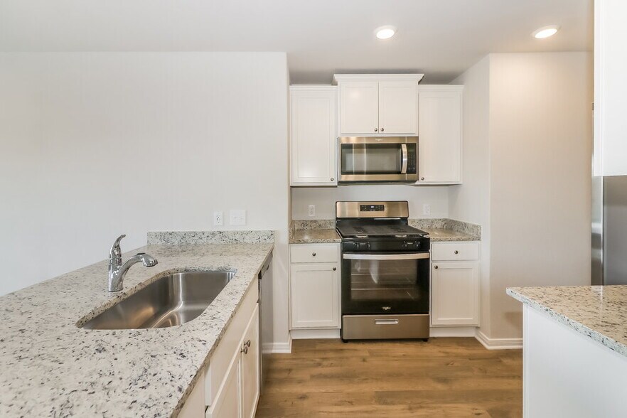 Building Photo - 425 Sunny Highlands Dr