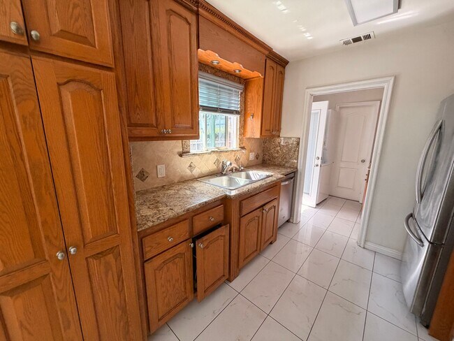 Building Photo - Charming 2 Bed Home with A/C, 2 Car Garage, Huge Yard & In-Unit Laundry