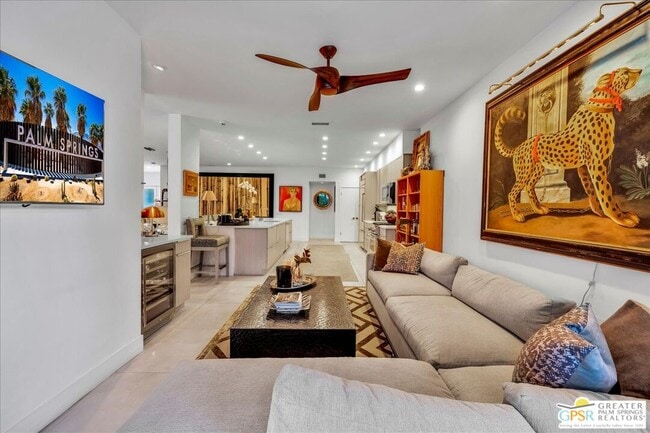 Building Photo - 605 E Sierra Way