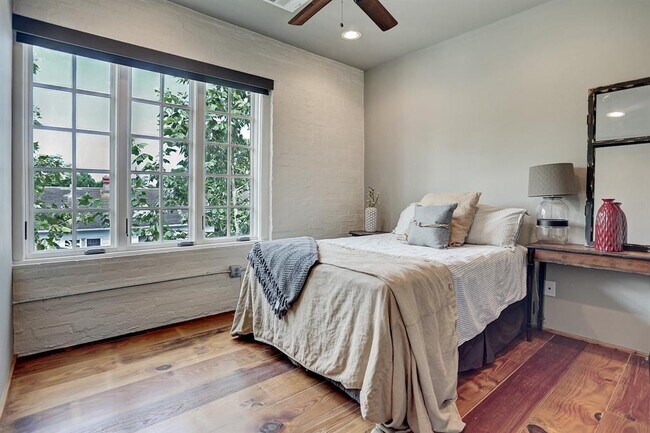 Building Photo - 808 Coronado St