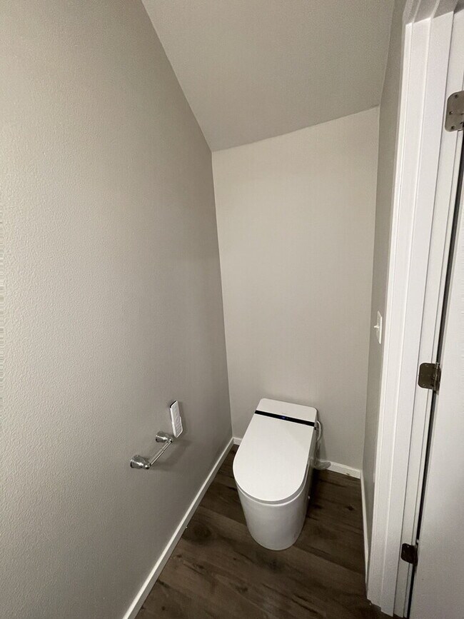 Building Photo - 3 Bedroom / 2.5 Bathroom Townhome - Near Bethany & PCC **1/2 Off Third Month's Rent**