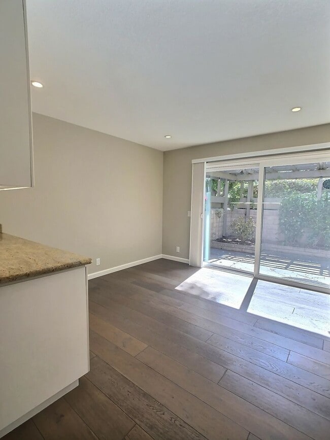 Building Photo - Dry Creek Village Townhouse!