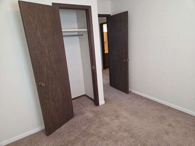 Building Photo - 306 W Southampton Dr