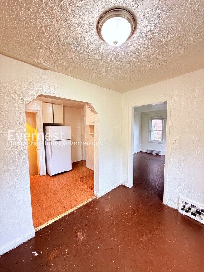 Building Photo - 18659 Shaftsbury Ave