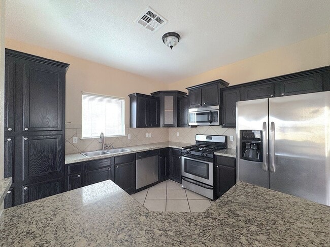 Building Photo - Sandstone Ranch Estates 4Bed/2.5bath Refrig A/C!