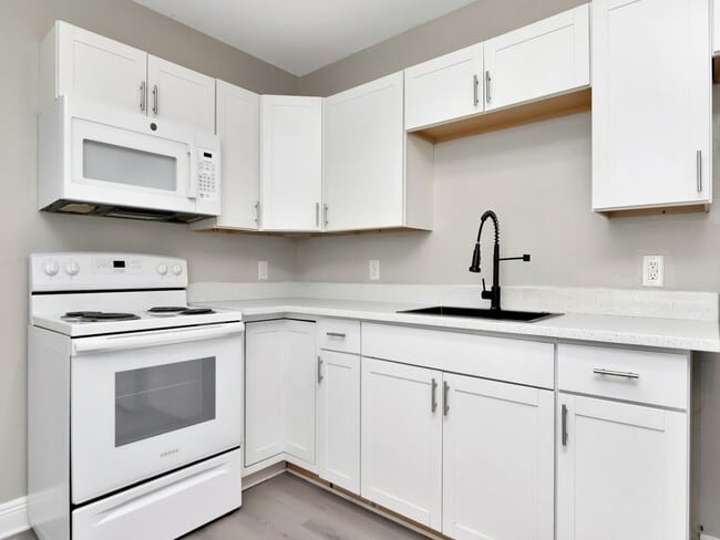 Building Photo - Stunning Fully Renovated 3BR/2BA Unit | Move-In Ready