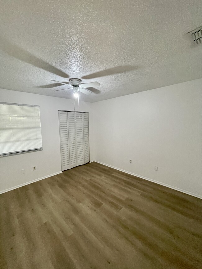 Building Photo - 10063 Lake Oak Cir