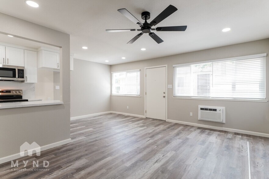 Building Photo - 905 Carro Dr