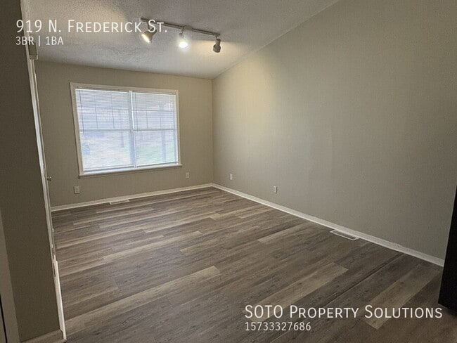 Building Photo - 919 N Frederick St