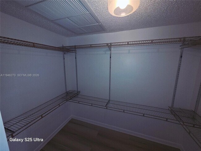 Building Photo - 20130 NE 3rd Ct