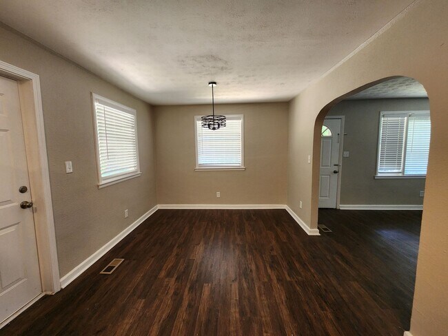 Building Photo - 3 Bedrooms 1.5 Baths Carport - Midtown
