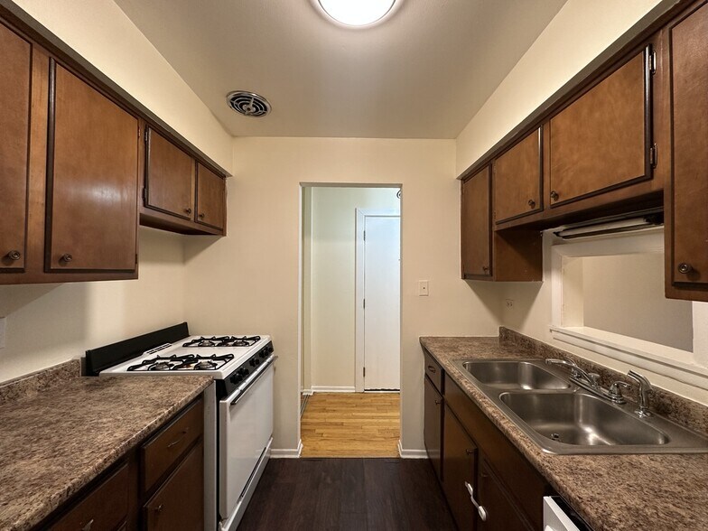 Building Photo - 665 W Wrightwood Ave