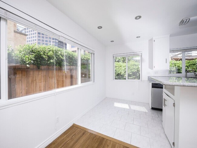 Interior Photo - 1215 Granville Ave