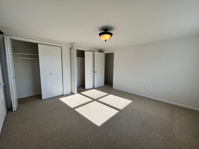 Building Photo - Stunning 4 BR/2.5 BA Single-Family Home in...