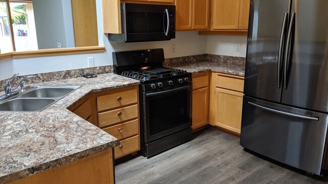 Building Photo - Great 3-Bedroom, 2-Bath Single Story Home ...