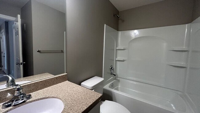 Building Photo - 4 Bedroom Townhome