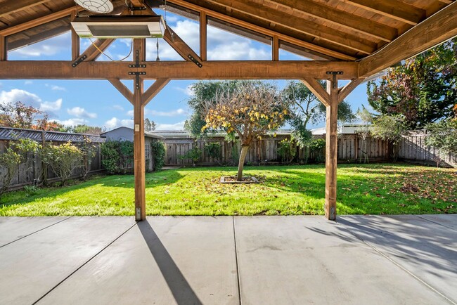 Building Photo - Indoor - Outdoor Living at it's Best!