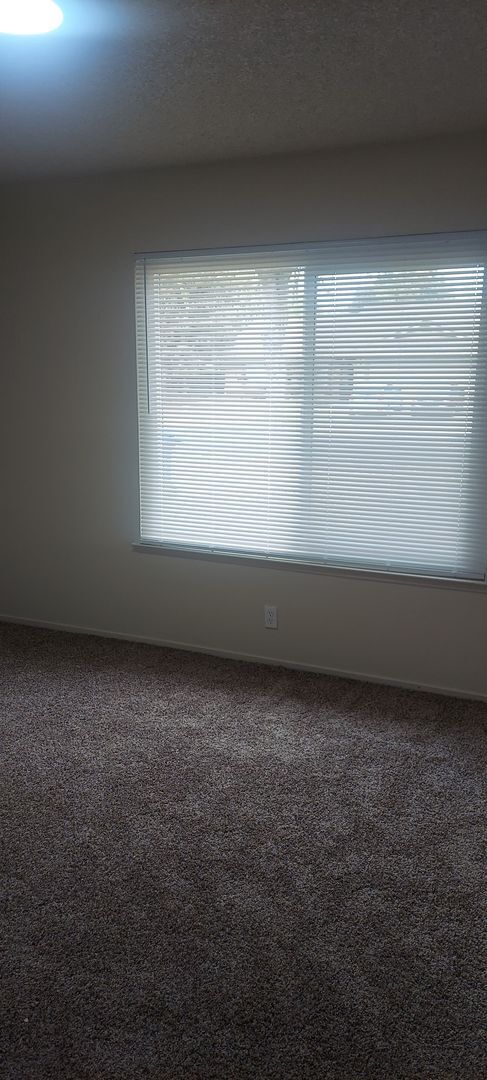 Building Photo - 1040 E Donna Dr