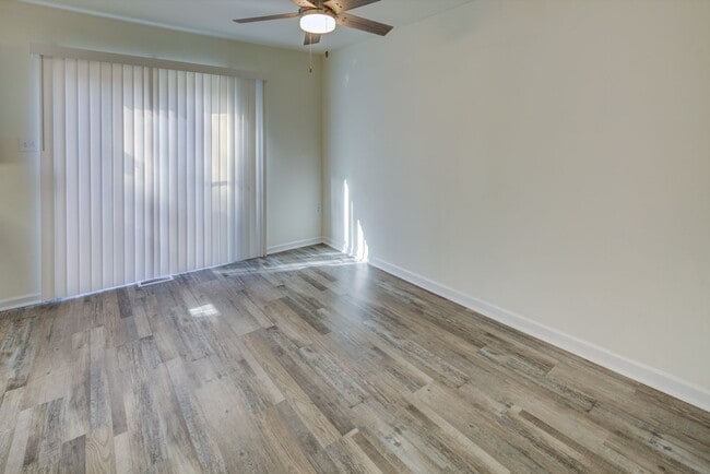 Building Photo - End Unit in New Castle -Showing Sunday 8/1...