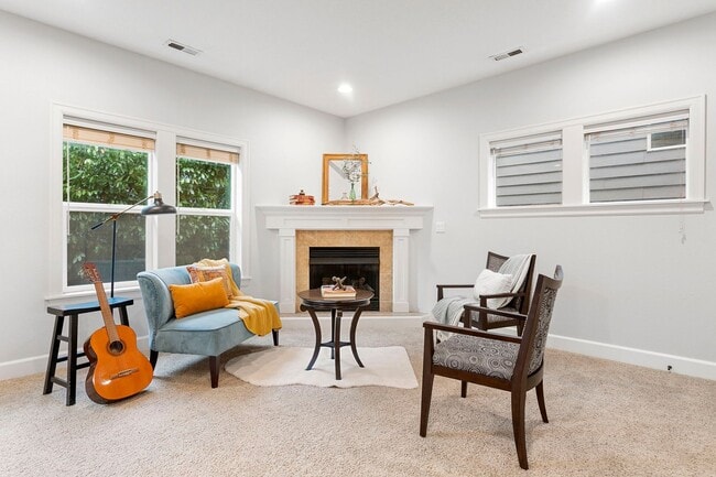 Building Photo - Beautiful 4-bdr/2.5 bath Hillsboro home w/ fireplace near nature area, Intel, Nike, and more