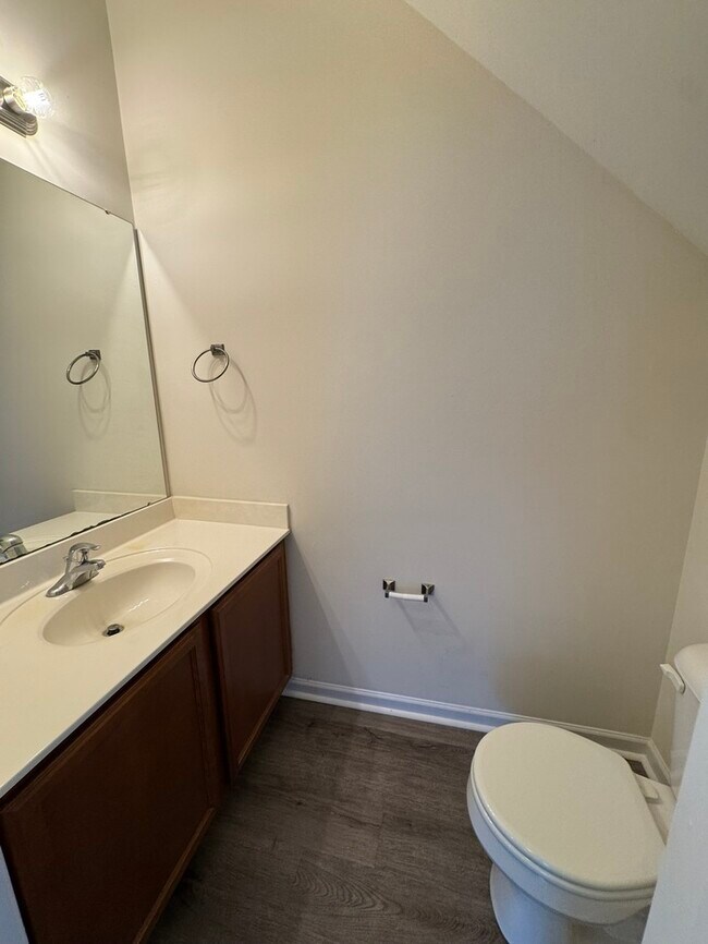 Building Photo - 3 Bed END UNIT! AVAILABLE NOW!