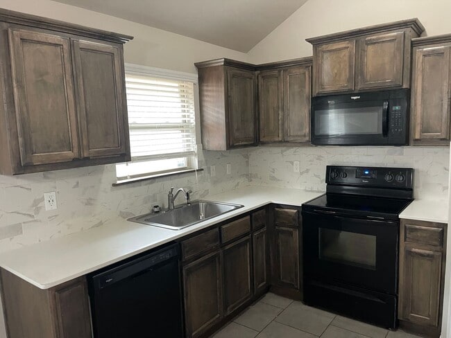 Building Photo - Luxury Vinyl plank and community amenities!  Beautiful 3/2/2 in Yukon!