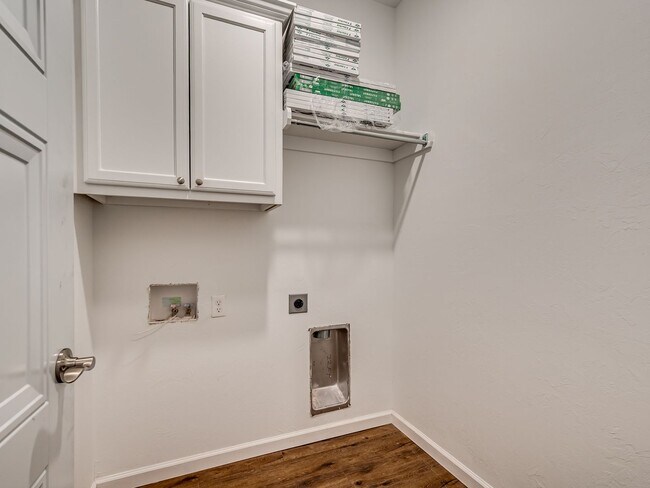 Building Photo - 4 Bedroom + Yukon Schools