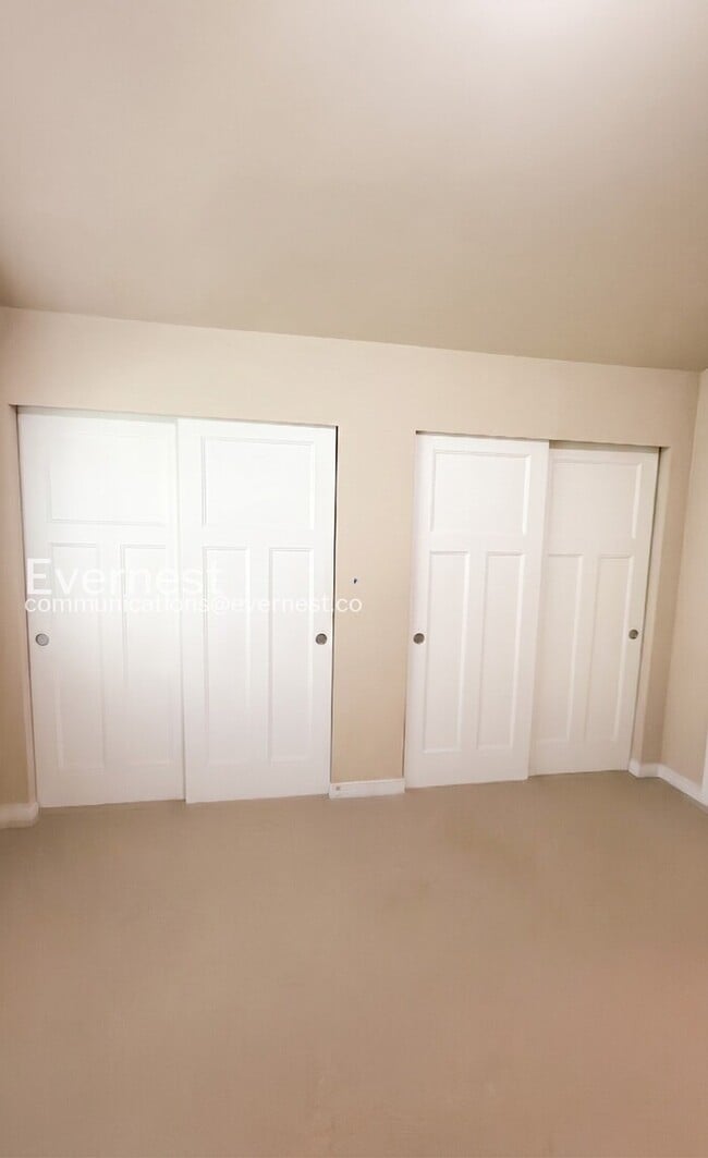 Building Photo - 3 Bed, 1.5 Bath Townhome with Fenced Yard / Vouchers Accepted / Coming Soon!