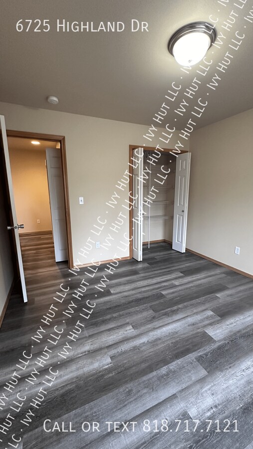 Building Photo - 6725 Highland Dr