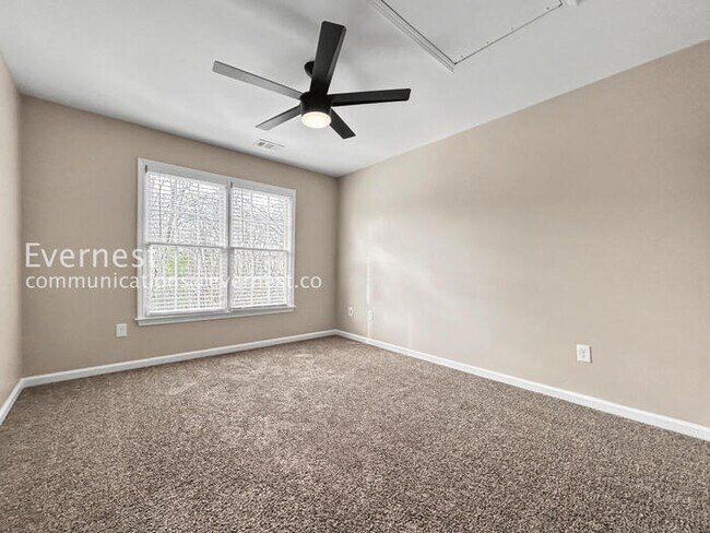 Building Photo - 3-Beds 3.5 Baths Spacious Home with Fenced Yard and Garage Parking