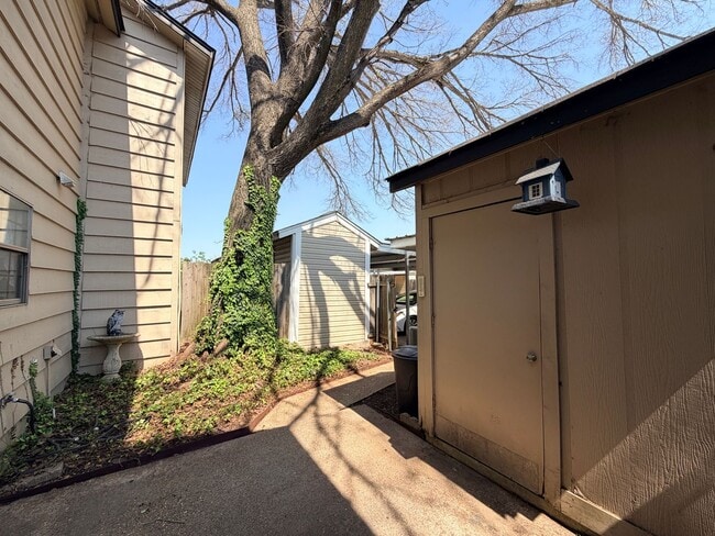 Building Photo - Townhouse Just Minutes to LSUS .....