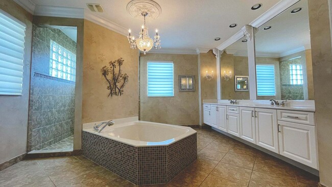 Building Photo - 9843 Vía Amati