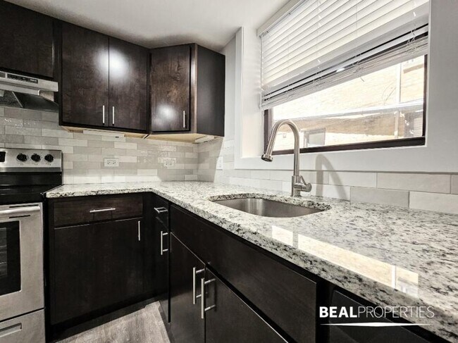 Building Photo - 2 bedroom in EVANSTON IL 60202