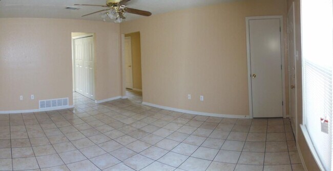 Building Photo - 1002 Circle M Dr