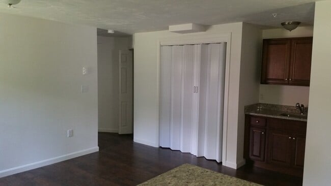 Building Photo - 10 Sutton Rd