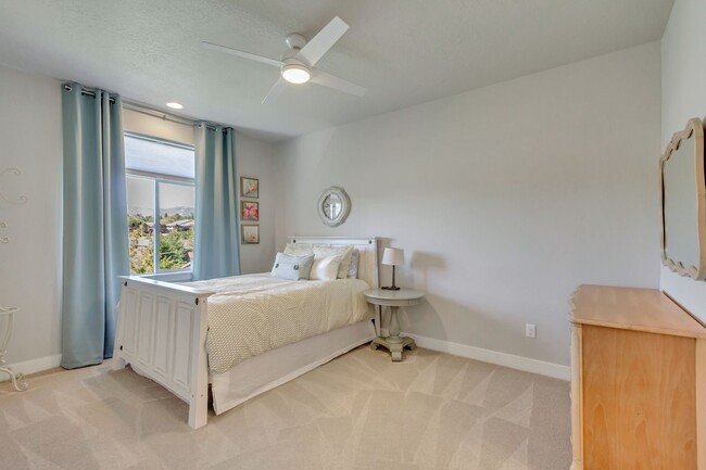 Building Photo - Stunning 3-Bedroom, 3.5-Bath Home with Modern Comforts